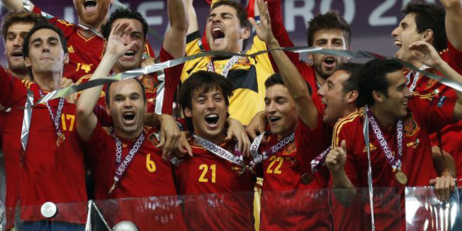 "spain celebration" "spain celebration euro 2012 " "spain celebration trophy euro 2012"